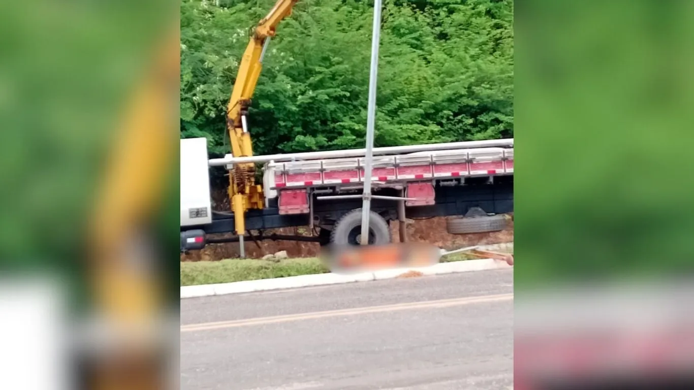 Equipes de resgate e perícia isolam o trecho da PA-263 onde ocorreu o acidente fatal na manhã deste sábado.