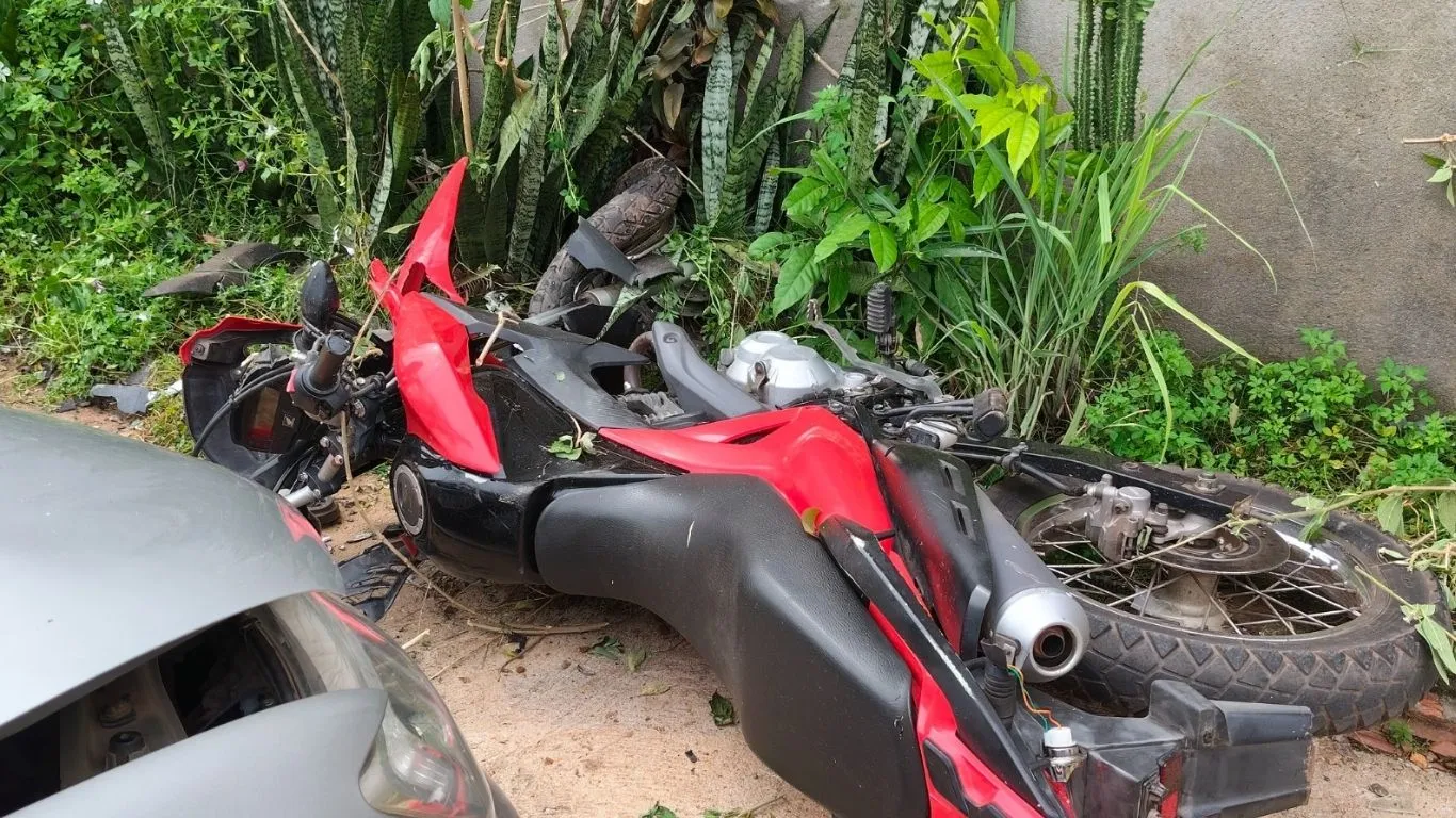 Peritos analisam o local da colisão na Folha 13; motocicleta ficou destruída após ser prensada contra o muro por veículo prata.