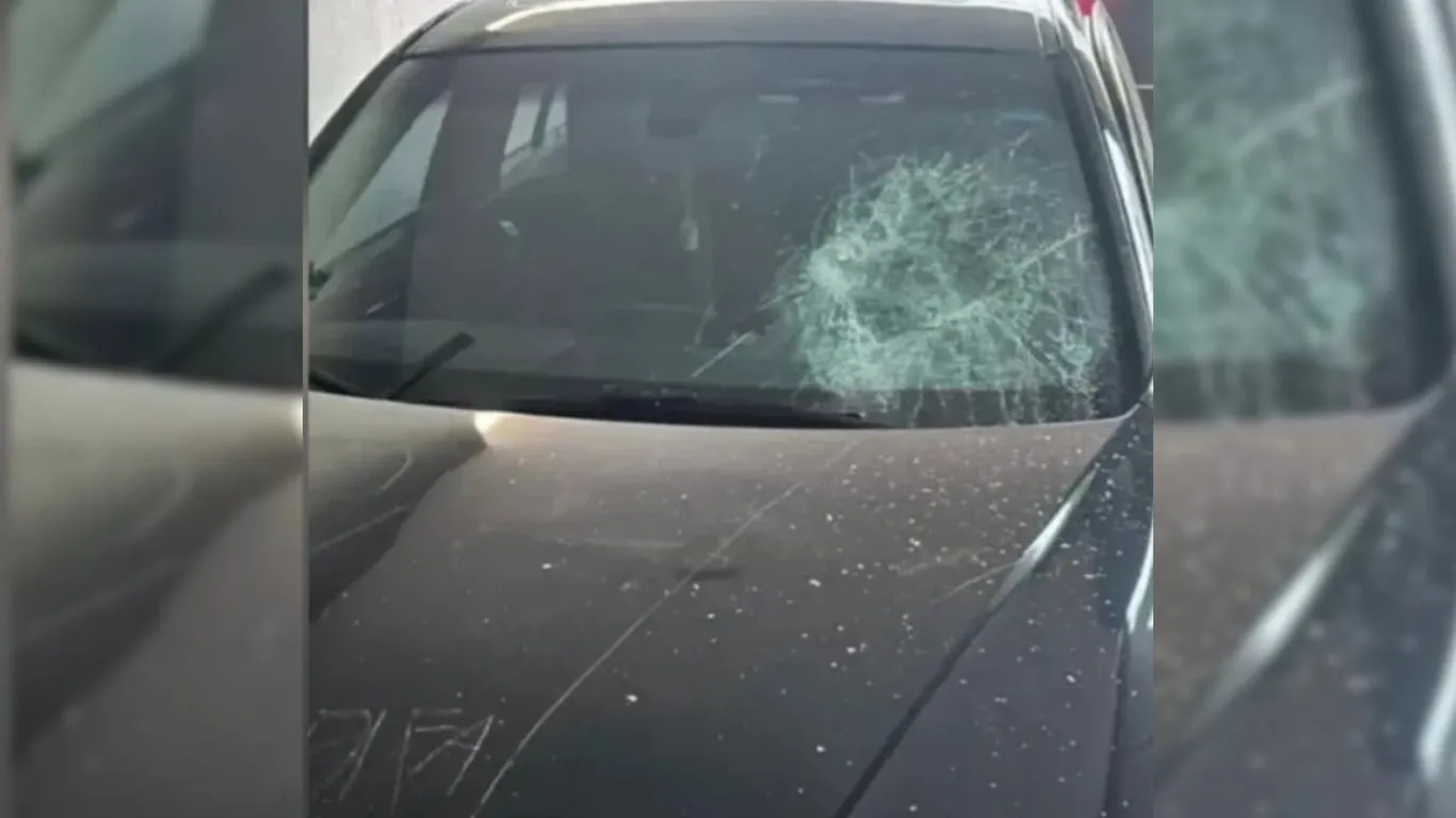 BMW 320i apresenta lataria riscada e danos severos em faróis e lanternas após ataque em Rio Verde.