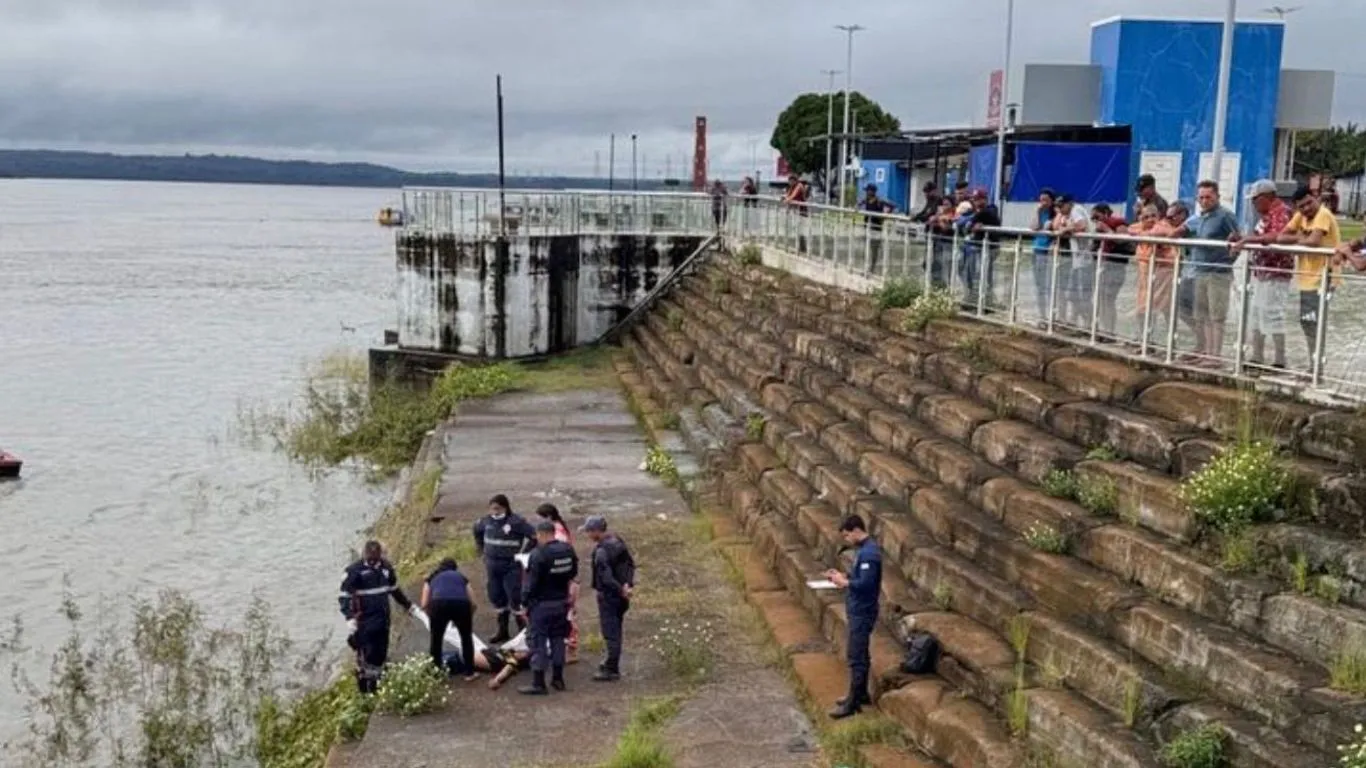 Equipes do SAMU e da Polícia Militar isolam o trecho da orla onde o corpo foi localizado.