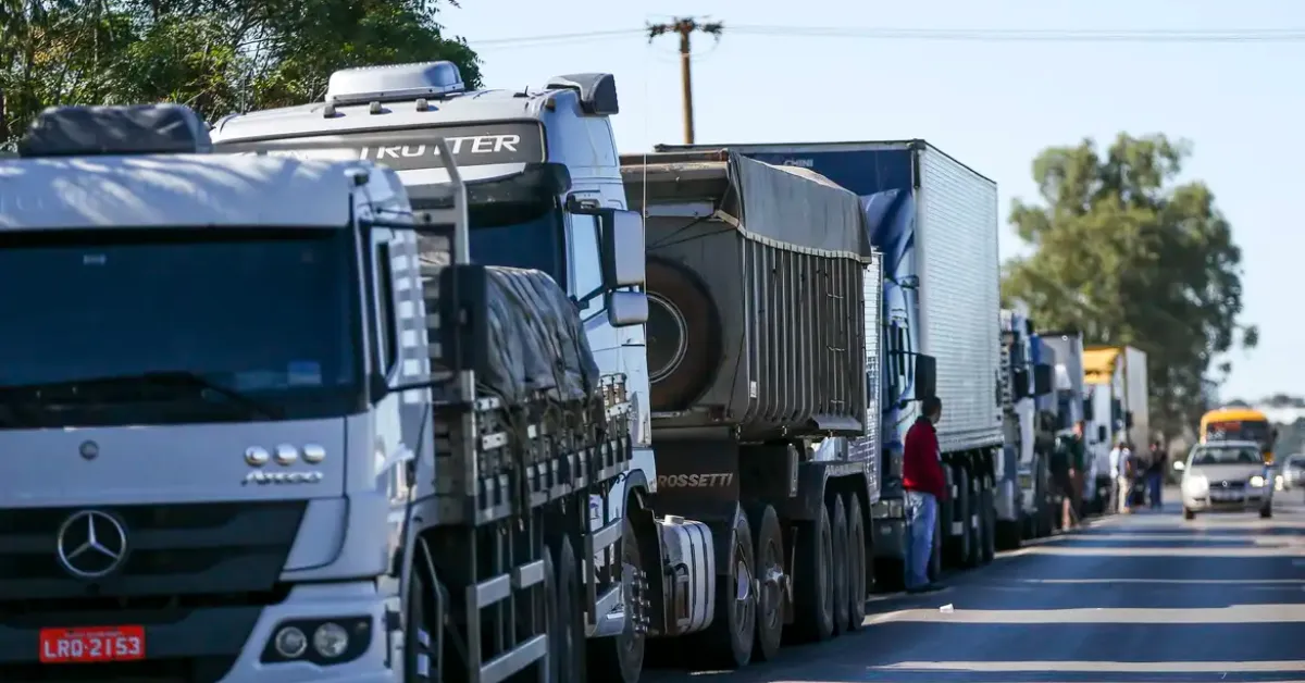 Bloqueio em rodovia durante a greve de caminhoneiros de 2018.