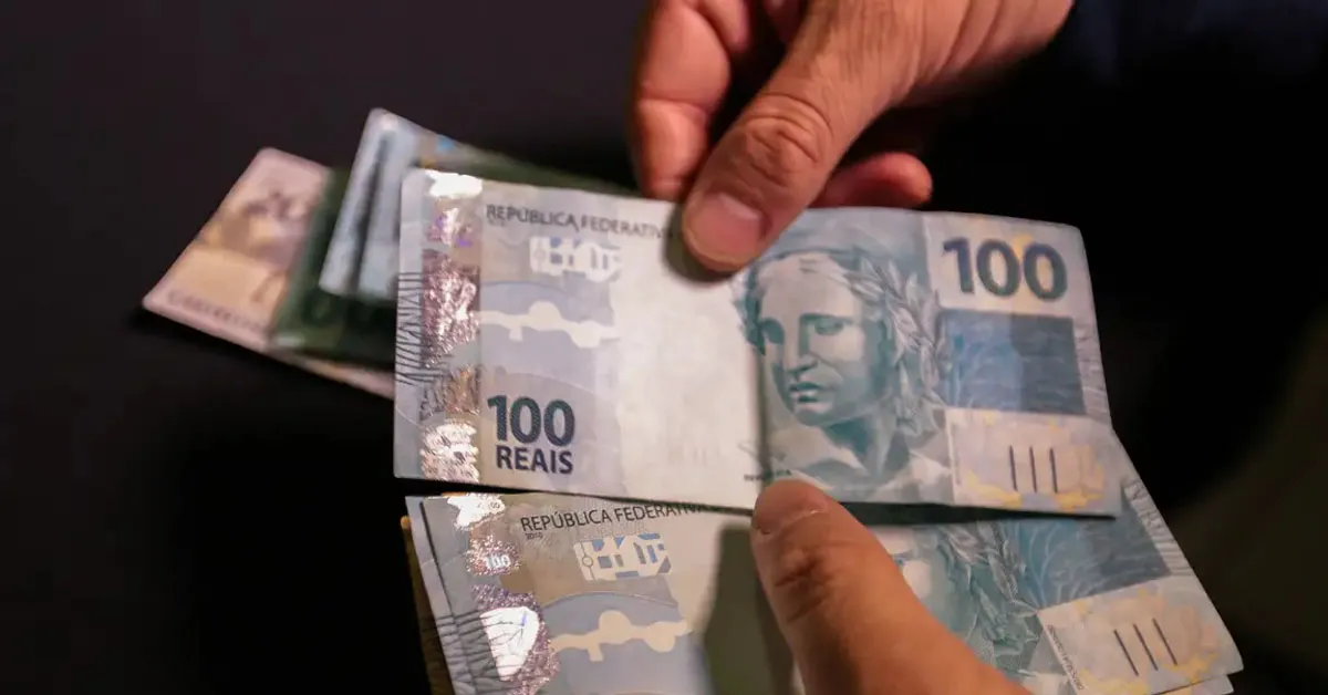 O serviço é ofertado a pessoas físicas e jurídicas e é feito por meio do Sistema de Valores a Receber (SVR).