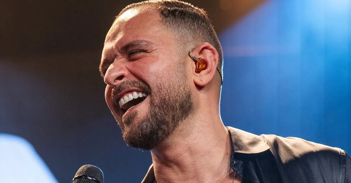 O cantor publicou um vídeo em seu Instagram mostrando os bastidores do procedimento.