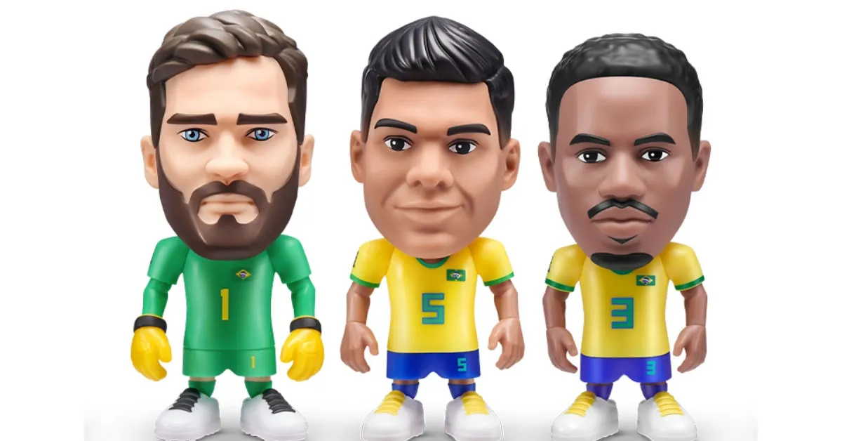 O goleiro Alisson, o volante Casemiro e o zagueiro Gabriel Magalhães. A mistura de jogadores atuais com o visual nostálgico das miniaturas cria um produto que atravessa gerações.
