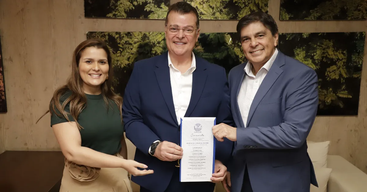 Anijar entrega pessoalmente convite de posse a Camilo Centeno durante visita ao Grupo RBA.