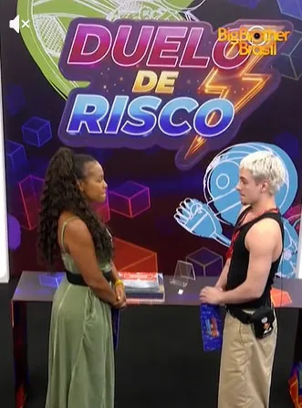 Juliano Floss e Sol Vega durante a dinâmica Duelo de Risco.