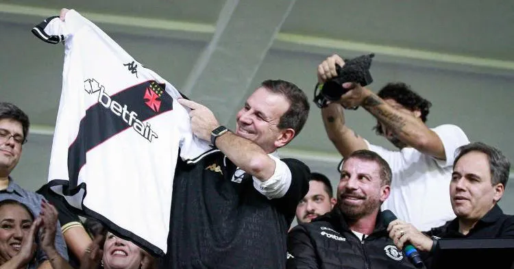 Prefeito Eduardo Paes, vascaíno declarado, anuncia ponto facultativo a partir do meio-dia para que servidores municipais acompanhem as decisões de Vasco e Flamengo.