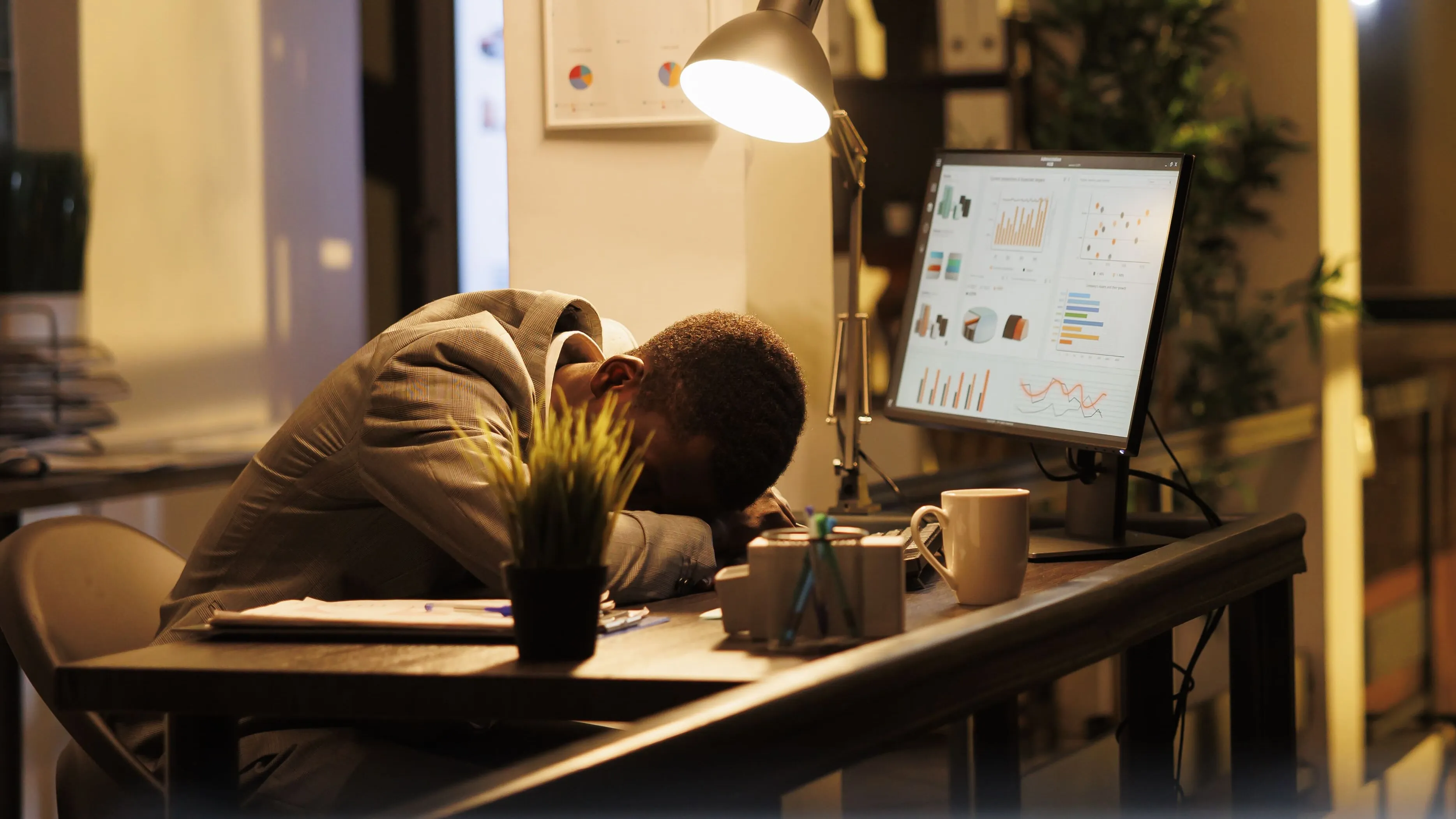 Entenda o burnout: sintomas, causas e a importância de buscar ajuda profissional para preservar a saúde mental no ambiente de trabalho.