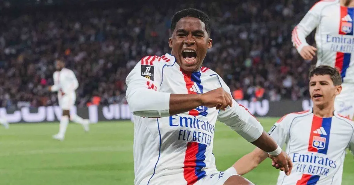 Endrick comemora o primeiro gol do Lyon na vitória do por 2 a 1 sobre o PSG.