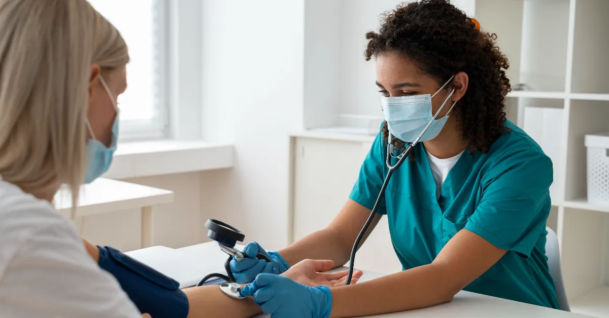 O check-up anual ajuda a identificar riscos à saúde antes do surgimento de sintomas e é uma oportunidade para revisar hábitos.