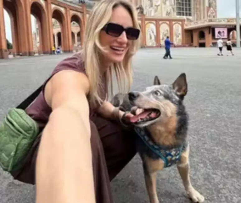 A engenheira Mariani em última foto com o cachorro Chopp