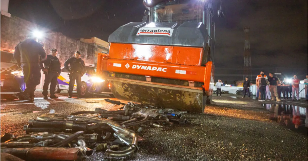 Escapamentos irregulares apreendidos são destruídos durante ação da Prefeitura de Belém para combater a poluição sonora na capital.