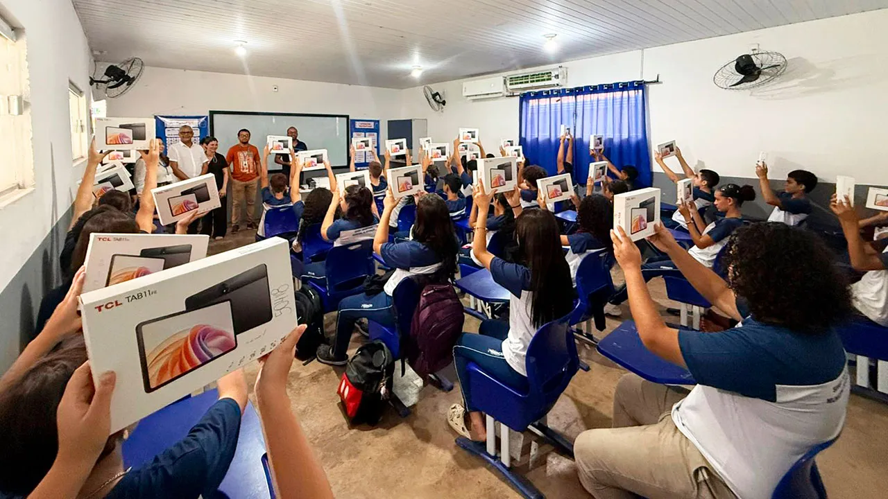 Alunos da Escola Maria Conceição Corrêa utilizam os novos tablets durante atividade pedagógica coordenada pela SEMED.
