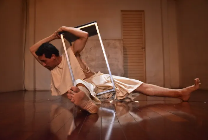 O título do espetáculo nasce das trocas entre mãe e filho