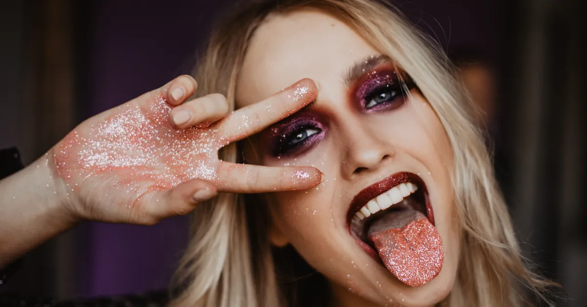 Confira dicas práticas para remover o glitter do corpo e do cabelo após a folia, sem agredir a pele ou o meio ambiente