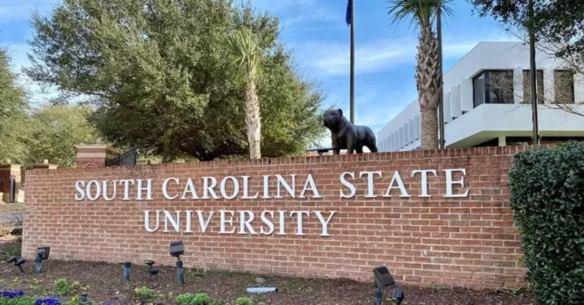 Universidade historicamente negra da Carolina do Sul entra em lockdown após tiroteio em dormitório que deixou mortos e ferido.