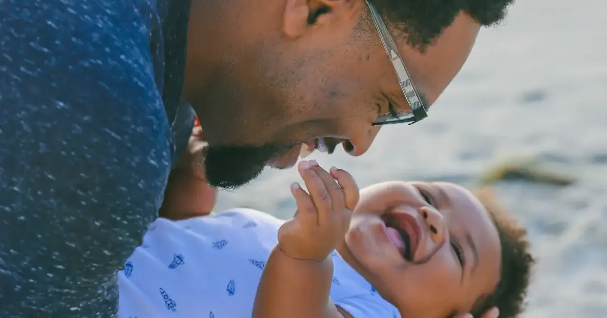 Nova lei amplia licença-paternidade no Brasil de forma gradual e cria o salário-paternidade.