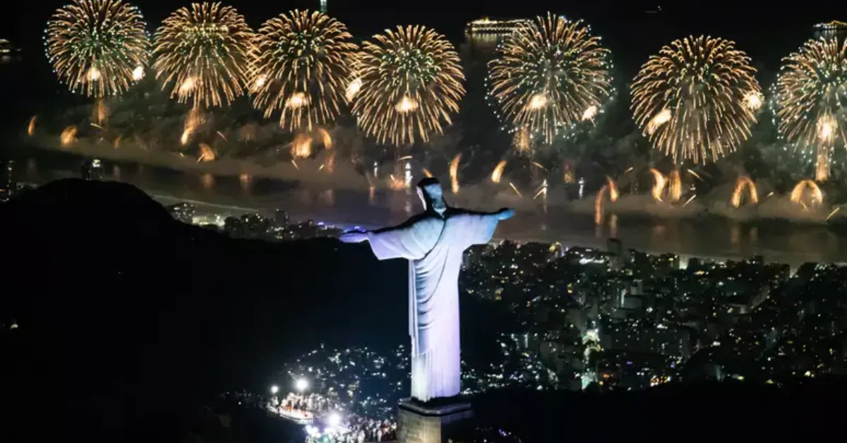 Mais de 2,6 milhões de pessoas ocuparam a orla de Copacabana para assistir aos shows e à tradicional queima de fogos que marcou a virada do ano no Réveillon do Rio.