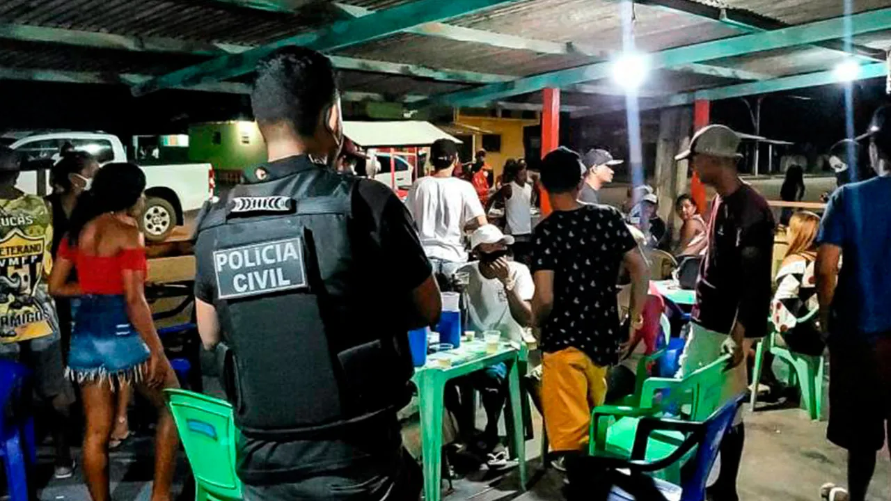 A segunda frente de atuação mira o ambiente urbano, especificamente os estabelecimentos que funcionam fora do horário permitido