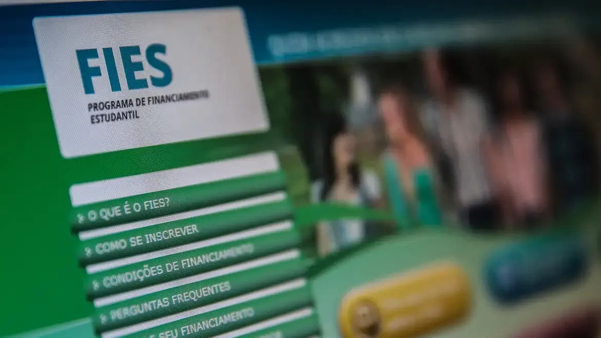 Fies: o programa do governo federal oferece financiamento com juros zero para estudantes com renda familiar mensal de até três salários mínimos por pessoa.