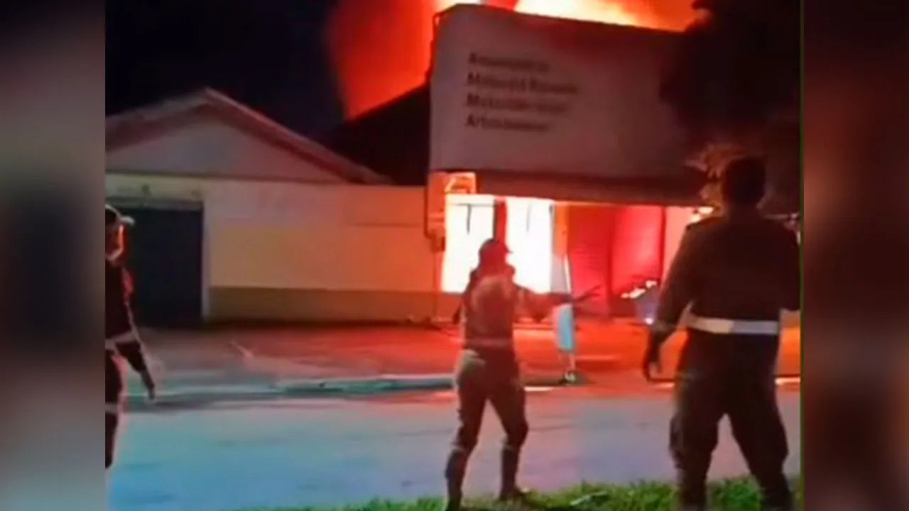 Chamas altas consumiram a estrutura da Nika Aviamentos, assustando moradores no setor Serrinha.