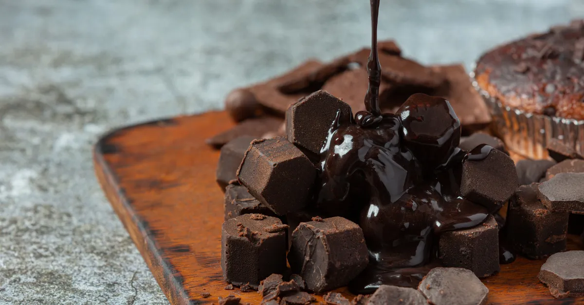 Para aproveitar os benefícios do chocolate amargo, prefira versões com 70% ou mais de cacau, e confira se o cacau aparece primeiro na lista de ingredientes.