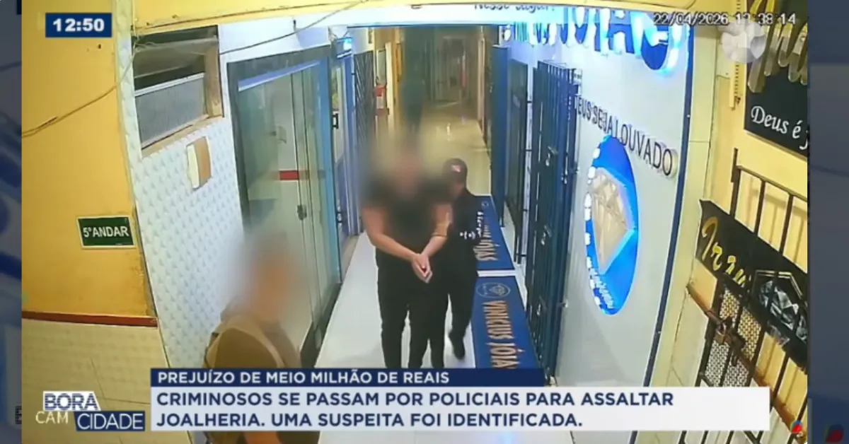 Gravações também mostram o momento em que a suspeita conduz um homem com as mãos amarradas.