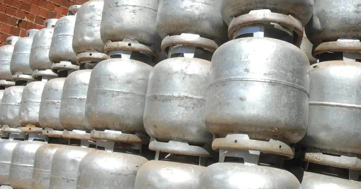 O programa busca enfrentar a chamada pobreza energética, garantindo acesso a uma fonte de energia mais limpa e segura.