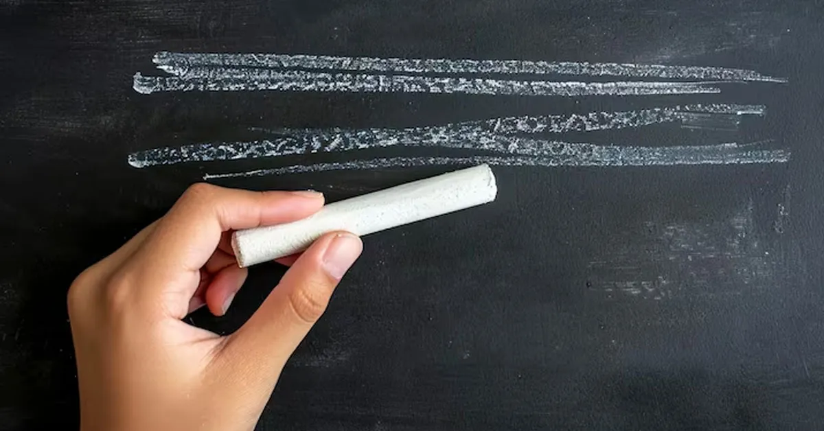 Muito utilizado para escrever em quadros escolares, o giz branco também pode ser um ótimo aliado nas suas roupas.