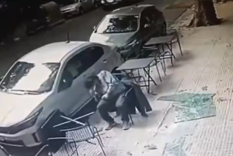 A vítima ficou desacordada por alguns segundos, mas sobreviveu.