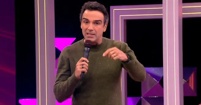 Tadeu Schmidt comentando os principais acontecimentos da casa.