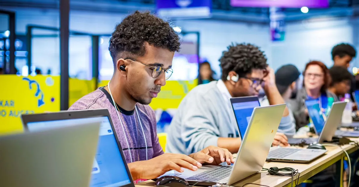 Ao todo, a colaboração reúne seis cursos curtos no IBM SkillsBuild, com duração de 10 a 35 minutos, que exploram o impacto da tecnologia em diferentes áreas do cotidiano e dos negócios.