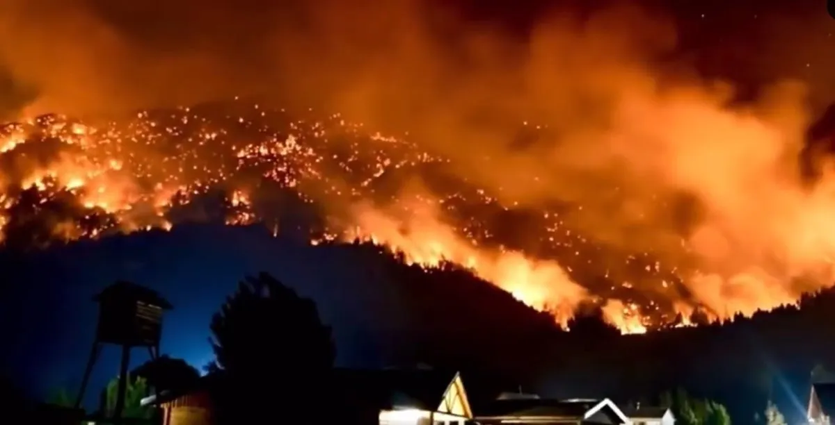 Incêndio florestal avança sobre áreas de vegetação nativa na província de Chubut, na Patagônia argentina, forçando evacuações e mobilizando centenas de brigadistas.