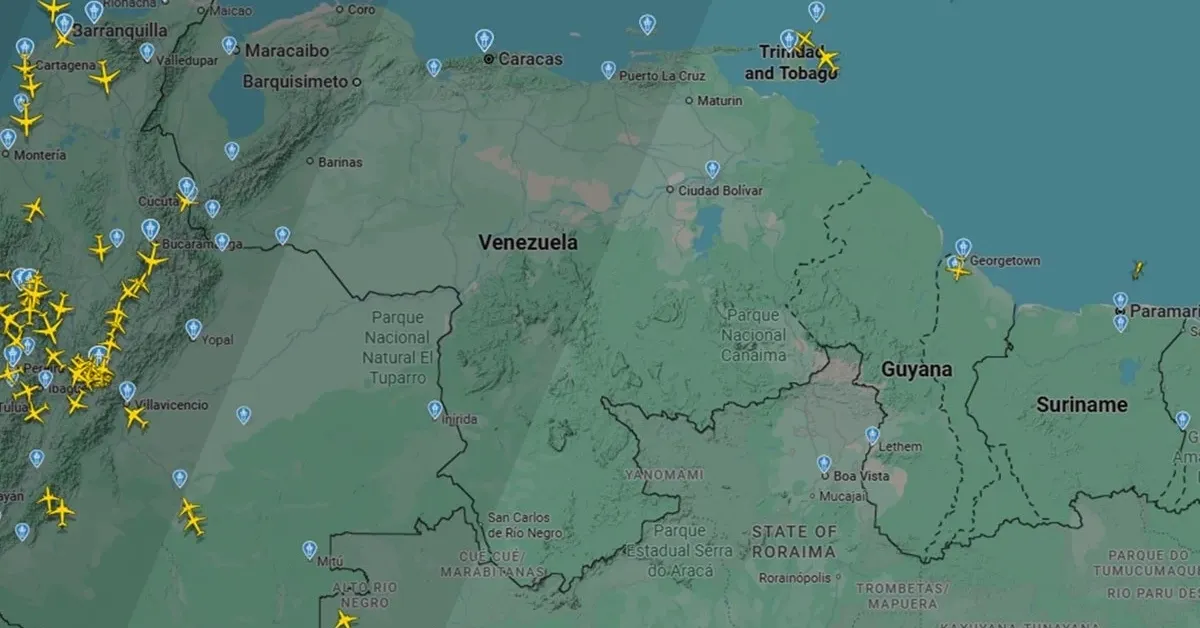 Após o ataque em larga escala dos Estados Unidos contra a Venezuela, o espaço aéreo do país amanheceu vazio neste sábado, sem registros de voos civis sobre o território venezuelano.