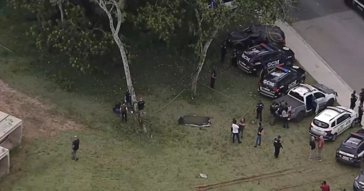 Bolsa de viagem com partes de um corpo esquartejado foi encontrada por trabalhadores em um córrego no bairro de Parelheiros, na zona sul de São Paulo.