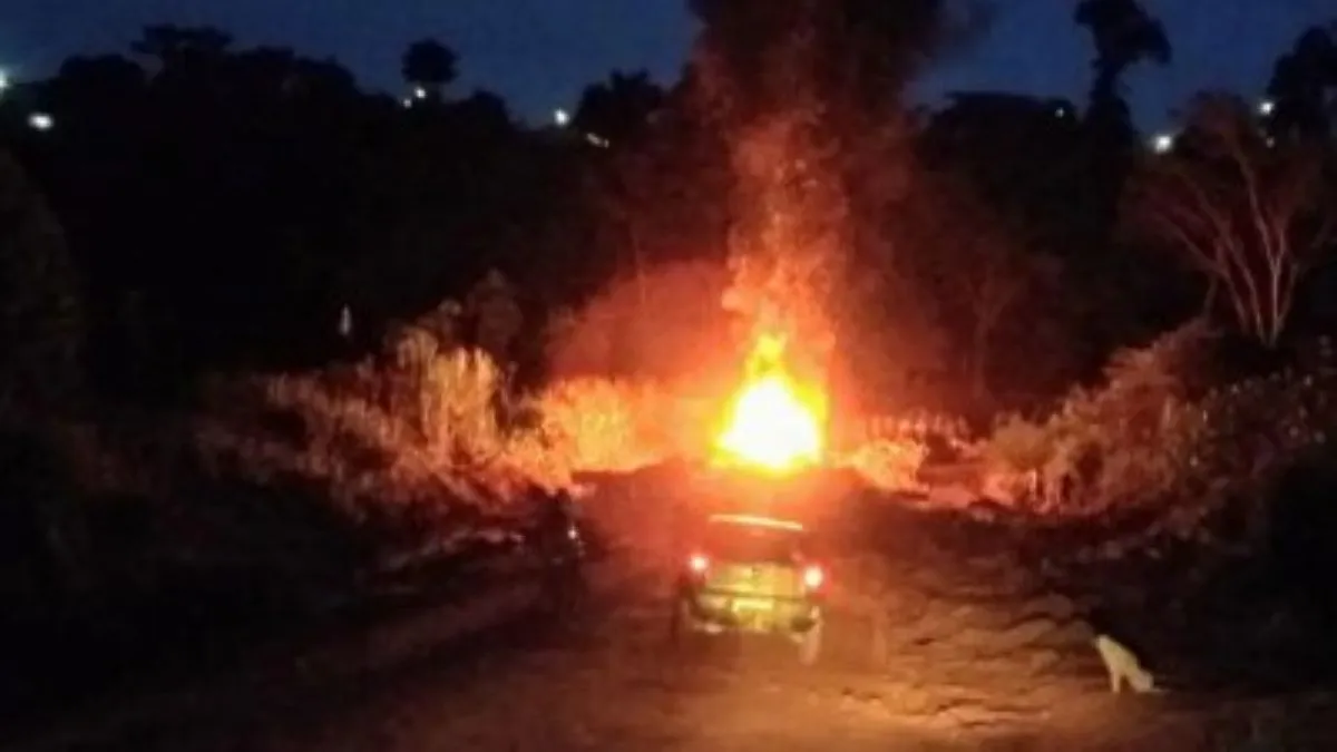 Uma ponte foi queimada para obstruir a passagem dos fiscais.