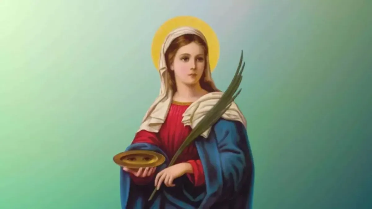 Santa Luzia foi perseguida por sua fé e resistiu a várias formas de tortura, incluindo a remoção de seus olhos, que segundo a tradição foram milagrosamente restaurados.