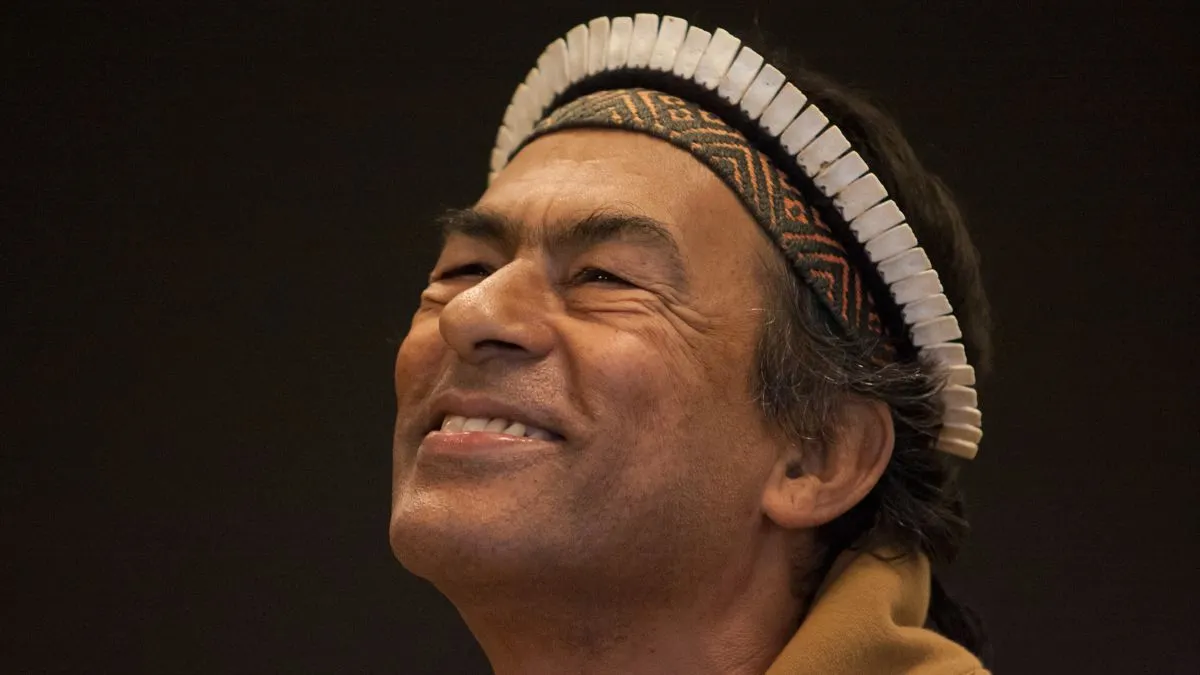 Ailton Alves Lacerda Krenak é uma das vozes mais influentes do pensamento indígena contemporâneo, escritor, ambientalista e membro da Academia Brasileira de Letras.