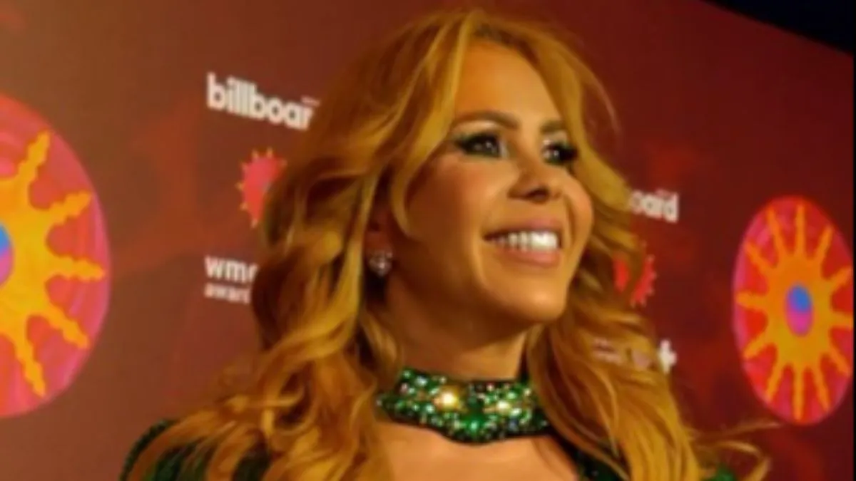 Ao chegar ao evento, a cantora esbanju carisma e atraiu olhares de todos os presentes.