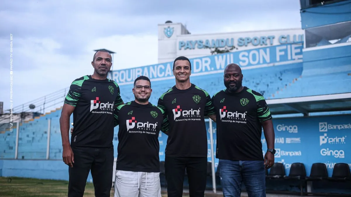 Técnico Júnior Rocha (2º à direita), ao lado do auxiliar Edson Macaé (1º à direita), analista de desempenho Robson de Lima (1º à esquerda) e o preparador de goleiros Emerson (2º à esquerda).