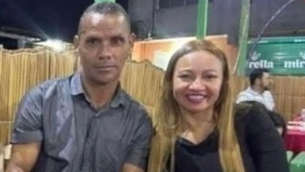 As autoridades trabalham para esclarecer os detalhes que levaram ao desprendimento da estrutura metálica que atingiu o casal, que trafegava em uma motocicleta.