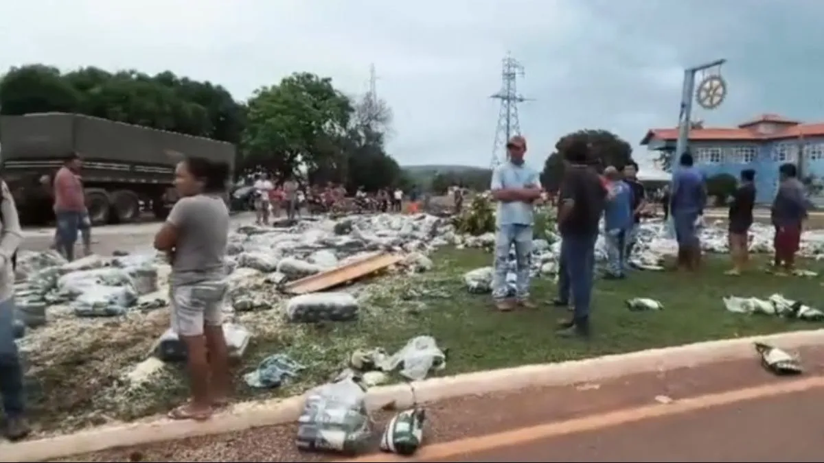O veículo desgovernado levava uma carga de arroz quando causou o acidente.