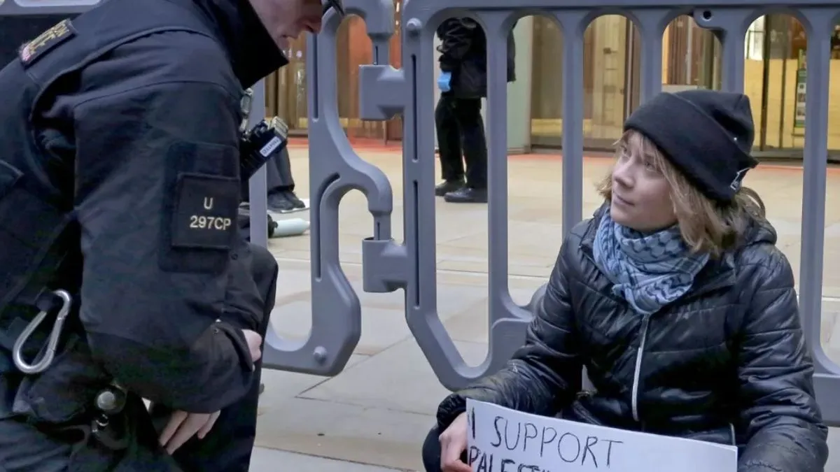 Segundo porta-voz da Defend Our Juries, Thunberg carregava cartaz com os dizeres "eu apoio os prisioneiros da Ação Palestina. Eu me oponho ao genocídio".