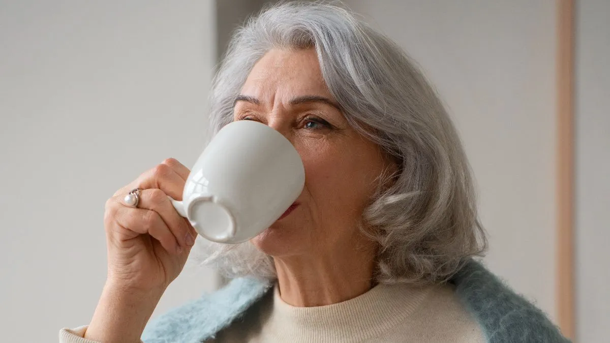 Estudos com mulheres acima dos 65 anos avaliam se a frequência de consumo dessas bebidas se relaciona com alterações densitométricas.