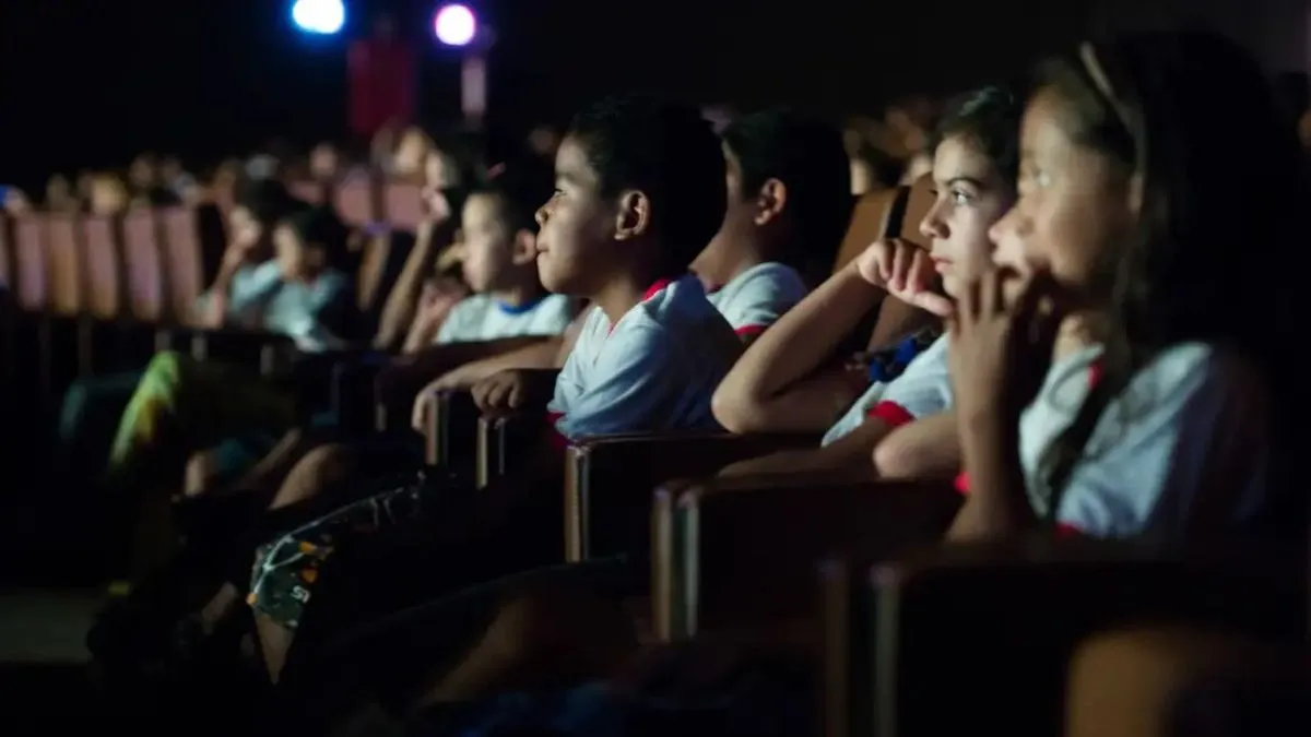 A regulamentação estabelece que os cinemas devem exibir filmes nacionais por um período mínimo de dias durante o ano.