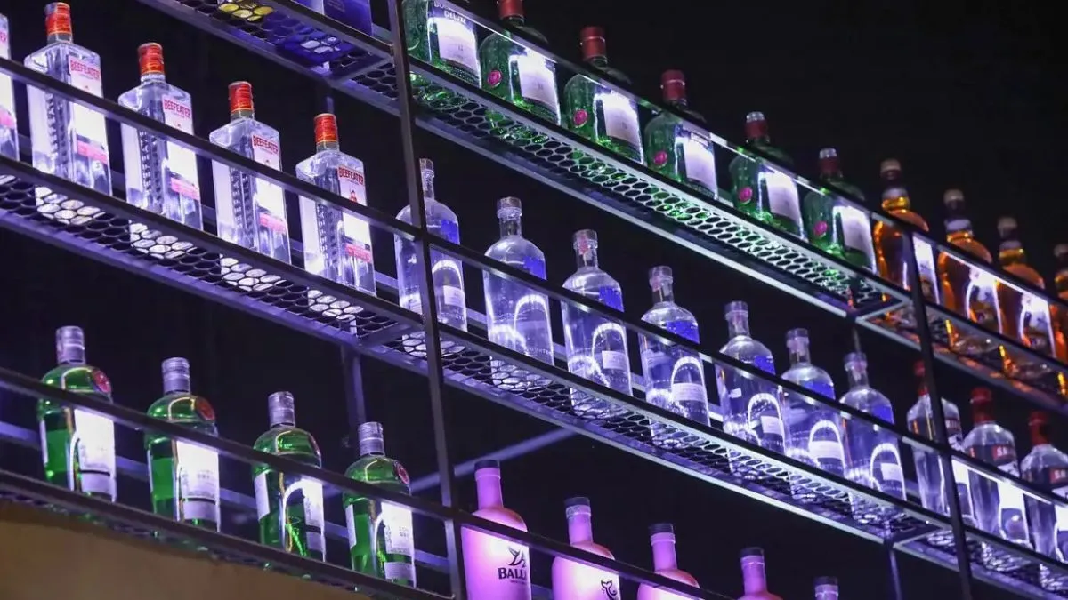 A lei municipal veta qualquer tipo de bebida alcoólica nas ruas entre 2h e 7h da manhã, sem distinção de marca ou graduação.