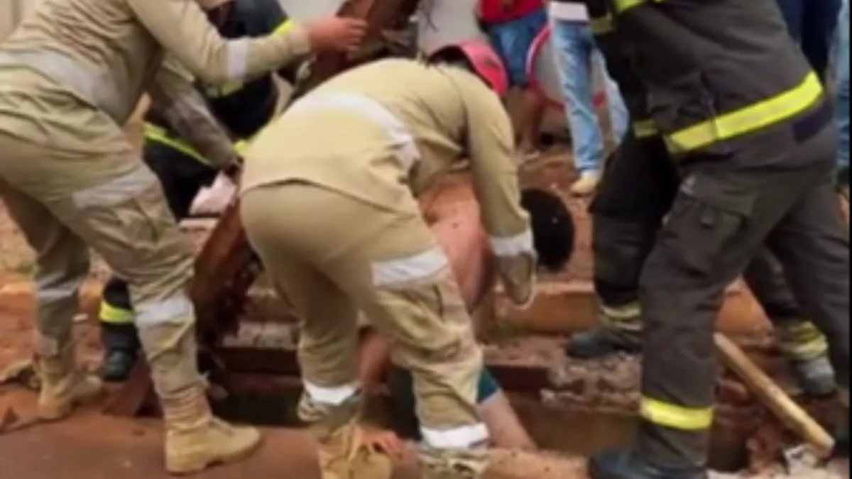 Momento em que o homem é retirado pelos Bombeiros