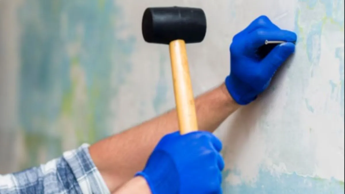 Segundo a dica, limpeza prévia  melhora o acabamento como também evita que resíduos interfiram na aderência do prego.