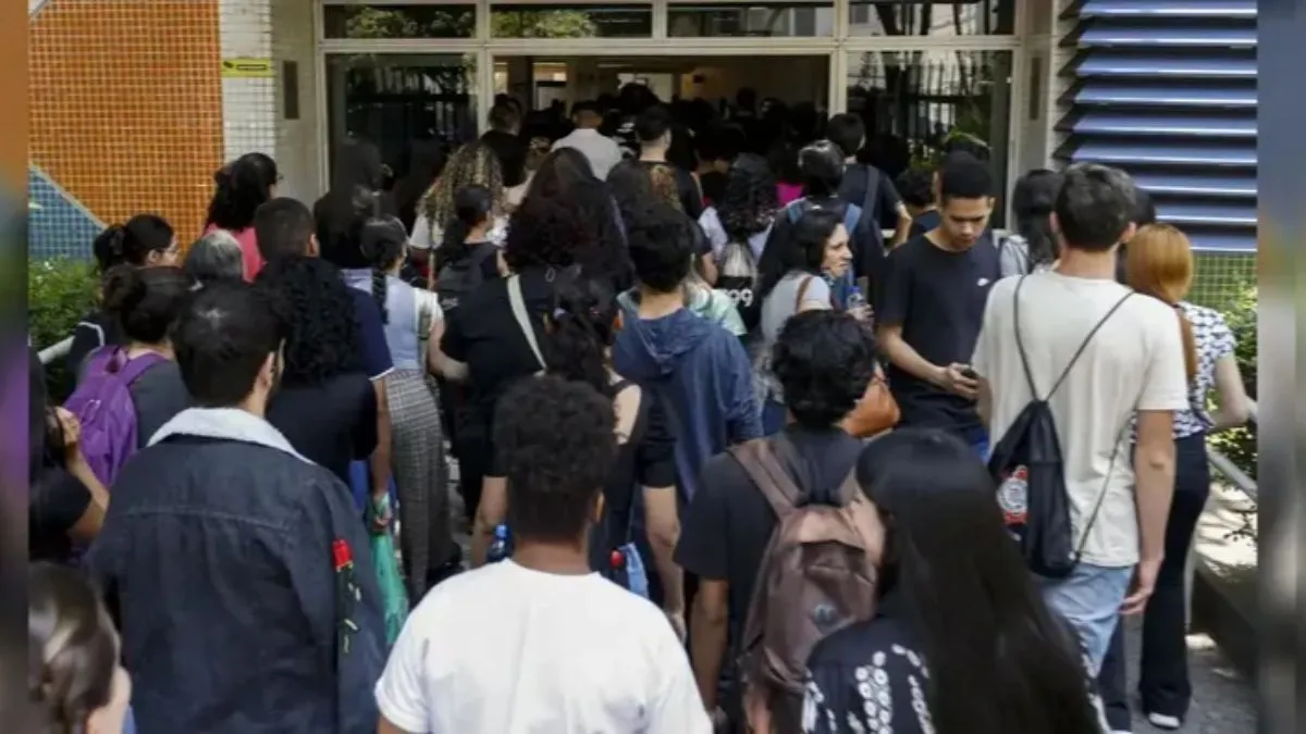 A confirmação será conduzida por uma comissão de cinco pessoas.