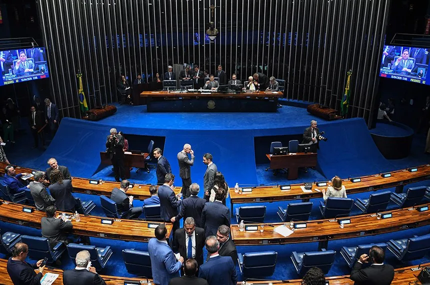 Senado aprova criação do Dia Nacional em Memória das Vítimas da Covid-19, marco que homenageia mais de 700 mil mortos e reforça a importância da prevenção e das políticas públicas de saúde.